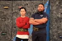 （左から）ハライチ岩井とホラニ龍コリニアシ。(c)フジテレビ