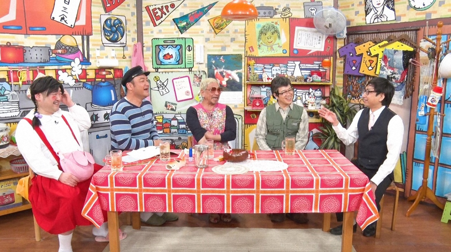 おいでやす小田（右端）がゲスト出演する「松本家の休日」のワンシーン。(c)ABCテレビ