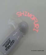 霜降り明星とJOURNAL STANDARDのコラボグッズのハンディファン。回すと「SHIMOFURI」「MYOJO」「JOURNAL」「STANDARD」の文字が浮かび上がる。