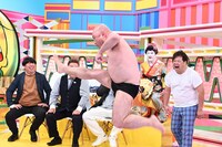 ハリウッドザコシショウ（手前）ら。(c)TBS