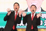 「土曜プレミアム『爆笑そっくりものまね紅白歌合戦スペシャル』」に出演する東野幸治と、東野幸治の“顔だけそっくりさん”（右）。(c)フジテレビ
