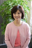 沙織の母に扮する榊原郁恵。(c)NHK