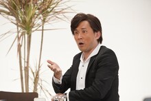 シソンヌじろう演じる「一見、悪徳に見えてただ○○を勧めているだけの男」シリーズ。(c)NHK