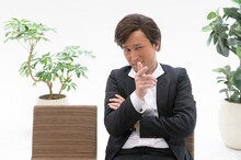 シソンヌじろう演じる「一見、悪徳に見えてただ○○を勧めているだけの男」シリーズ。(c)NHK