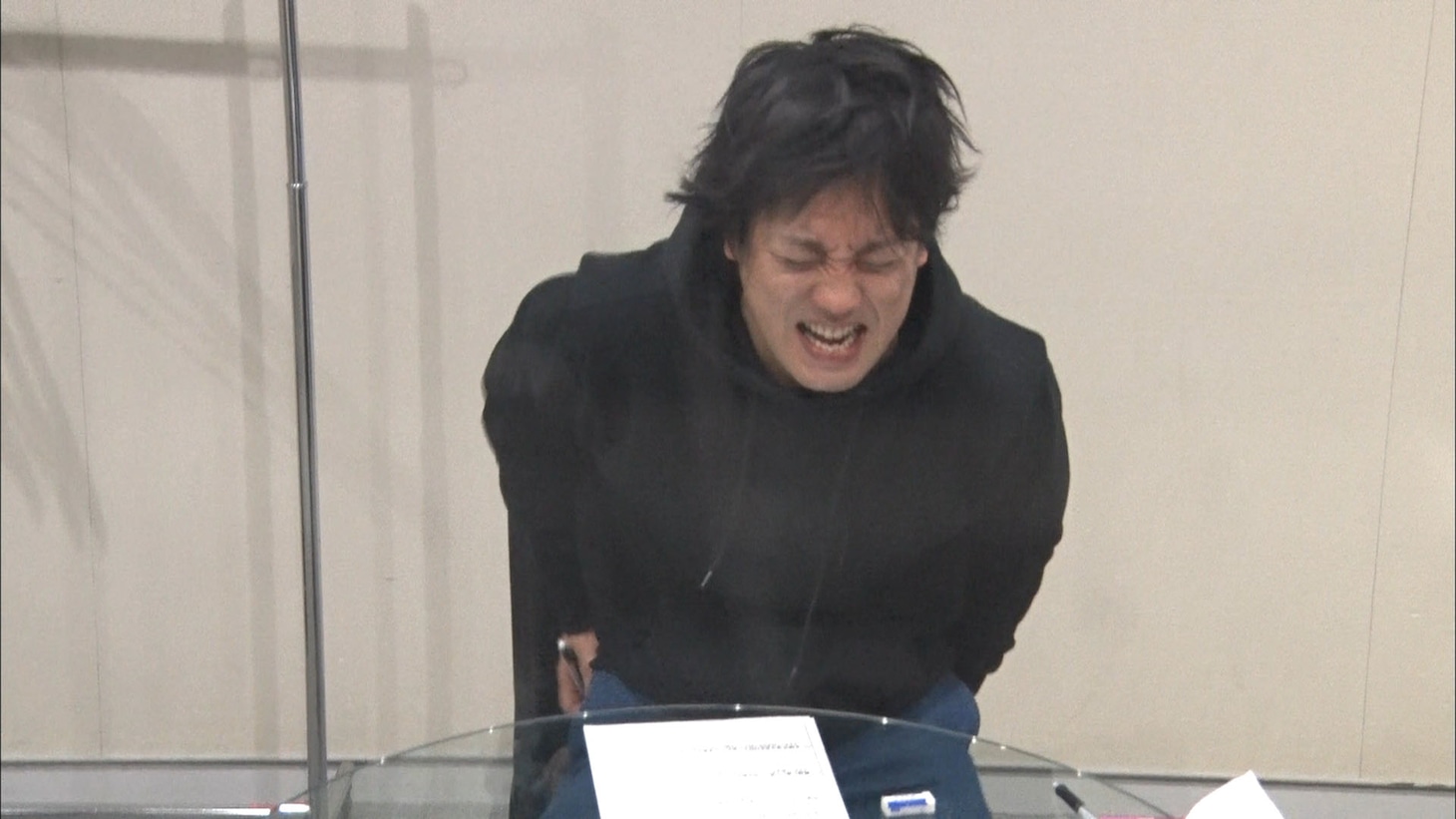 「ロンドンハーツ」で連続ドッキリを仕掛けられる、ぺこぱ松陰寺。(c)テレビ朝日