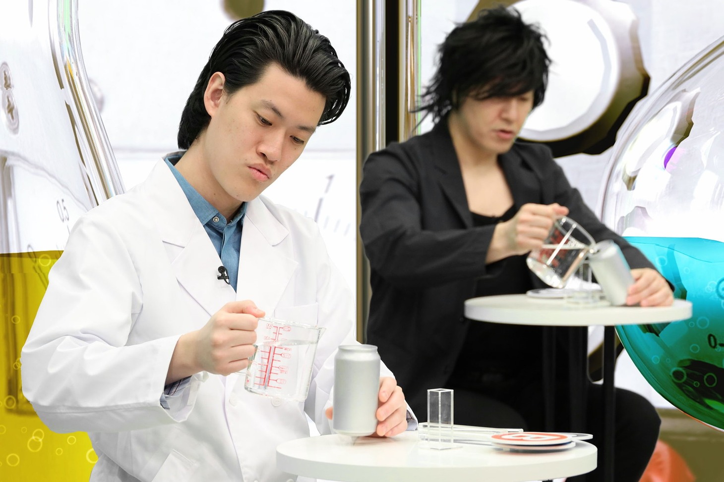 霜降り明星・粗品（手前）とチョコレートプラネット長田。(c)フジテレビ