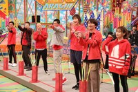 「VS嵐」に出演する（左から）狩野英孝、品川庄司・品川、バイきんぐ小峠、パンサー尾形、狩野舞子、三四郎・小宮、重盛さと美の「チーム狩野会」。(c)フジテレビ