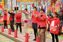 「VS嵐」に出演する（左から）狩野英孝、品川庄司・品川、バイきんぐ小峠、パンサー尾形、狩野舞子、三四郎・小宮、重盛さと美の「チーム狩野会」。(c)フジテレビ