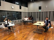 伊集院光をゲストに迎えた「みむこじラジオ!」収録の様子。