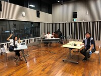 伊集院光をゲストに迎えた「みむこじラジオ！」収録の様子。