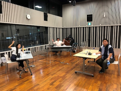 伊集院光をゲストに迎えた「みむこじラジオ!」収録の様子。