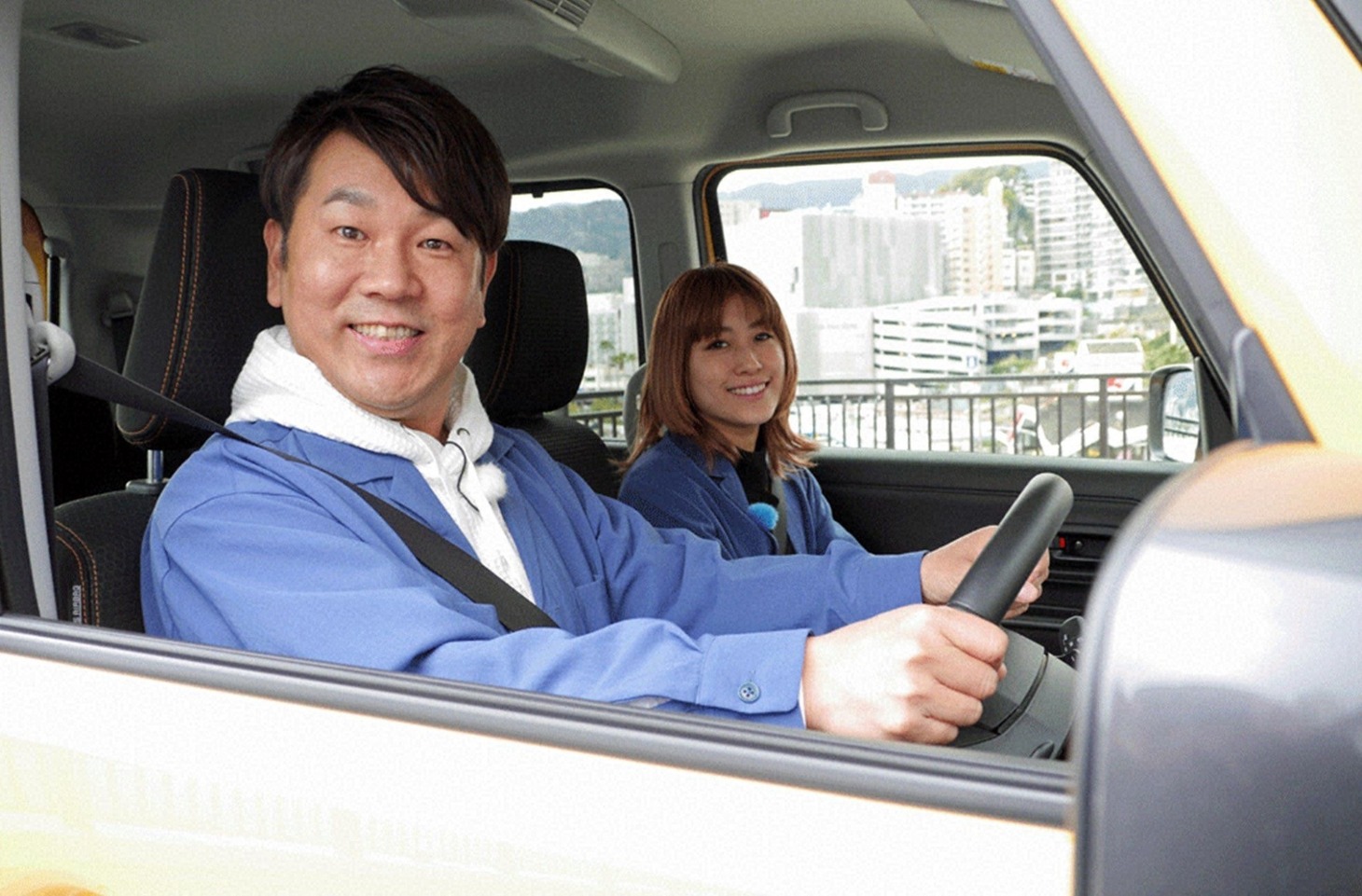 「極上空間 ～小さなクルマ、大きな未来。～」に出演する（左から）FUJIWARA藤本、IMALU。(c)BS朝日