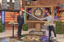 ソーシャル・ディスタンスを保ちながらツッコむダウンタウン浜田（右）。(c)読売テレビ