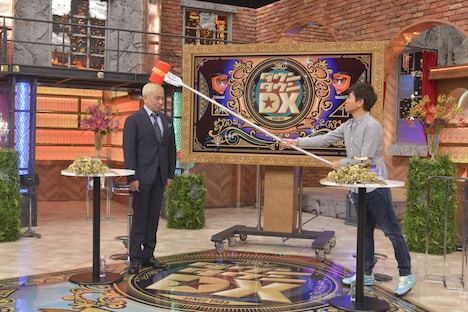 ソーシャル・ディスタンスを保ちながらツッコむダウンタウン浜田（右）。(c)読売テレビ