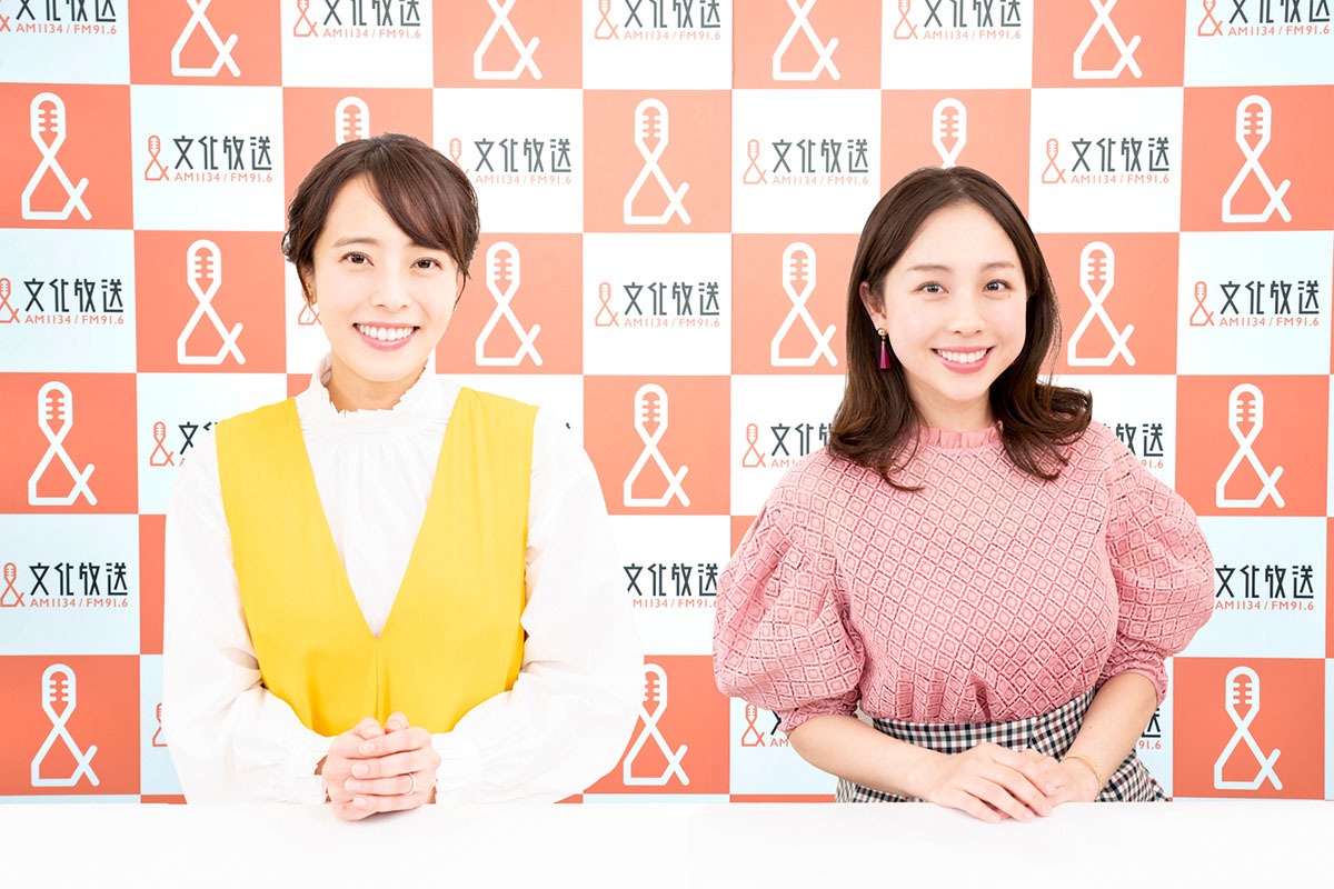 上田まりえ（左）、鈴木あきえ（右）。