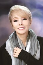 「志村友達」にゲスト出演する、研ナオコ。