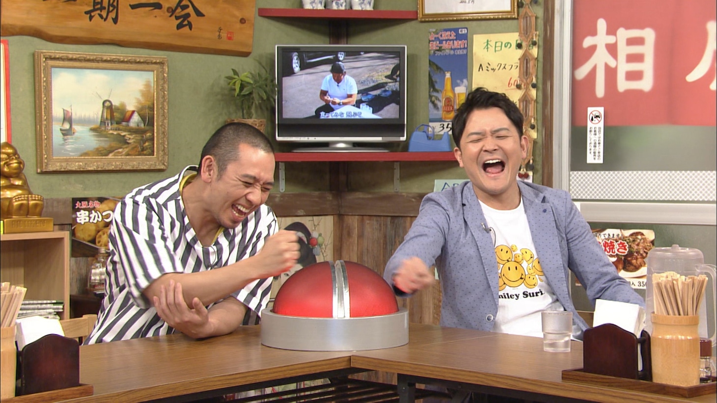 「相席食堂」で長州力の相席旅に「ちょっと待てぃボタン」を押す千鳥。(c)ABCテレビ