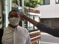 検温を受けるハナコ岡部。