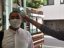 検温を受けるハナコ岡部。