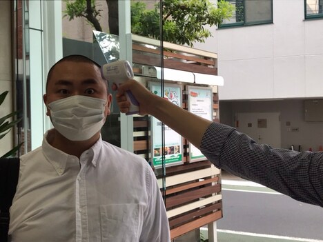 検温を受けるハナコ岡部。