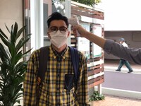 検温を受けるハナコ菊田。