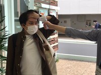 検温を受けるハナコ秋山。