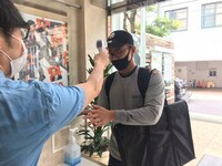 検温を受けるワタリ119。