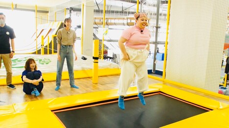 渡辺直美がトランプリンに臨むワンシーン。(c)テレビ朝日