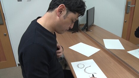 究極のラーメン鉢のイメージを描くシャンプーハットてつじ。