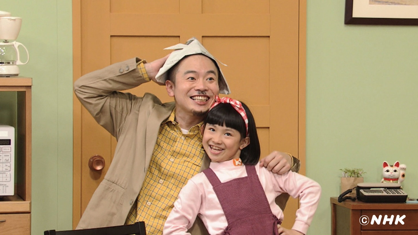 「旬ハウス」で父を演じるゾフィー上田（左）と娘を演じる上杉美風（右）。