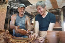 「迷宮グルメ 異郷の駅前食堂」でキューバを訪れ、誘われるまま陶芸に挑むヒロシ（右）。(c)BS朝日