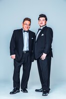 「熱烈！ホットサンド！」放送300回を迎え、正装するサンドウィッチマン。(c)STV