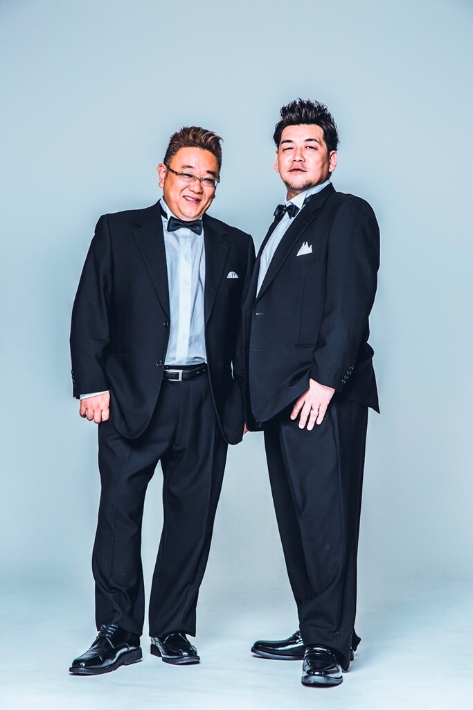 「熱烈！ホットサンド！」放送300回を迎え、正装するサンドウィッチマン。(c)STV