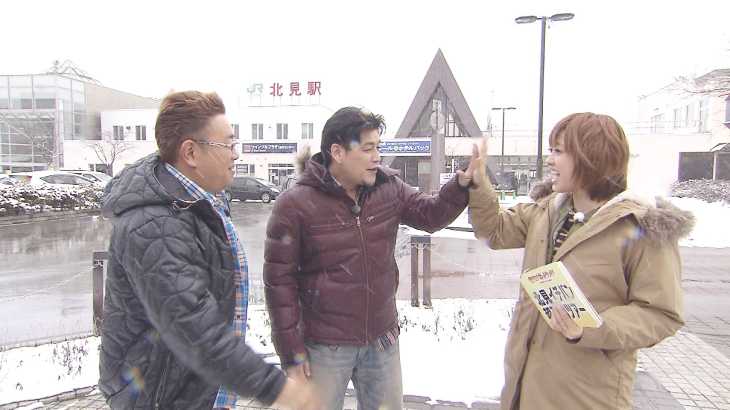 （左から）サンドウィッチマン、菊地亜美。(c)STV