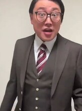 100本目の「チェだぜ!!」を披露するゾフィー・サイトウ。