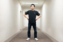 単独ライブグッズのTシャツを着用するかが屋・加賀。