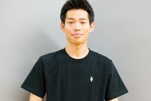 単独ライブグッズのTシャツを着用するかが屋・加賀。