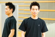 単独ライブグッズのTシャツを着用するかが屋・加賀。