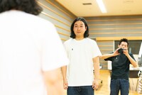 単独ライブグッズのTシャツを着用するかが屋。