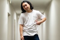 単独ライブグッズのTシャツを着用するかが屋・賀屋。