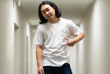 単独ライブグッズのTシャツを着用するかが屋・賀屋。