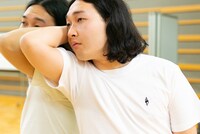 単独ライブグッズのTシャツを着用するかが屋・賀屋。