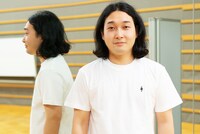 単独ライブグッズのTシャツを着用するかが屋・賀屋。
