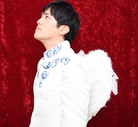 遠くを見る溜口。