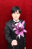 花を差し出す溜口。