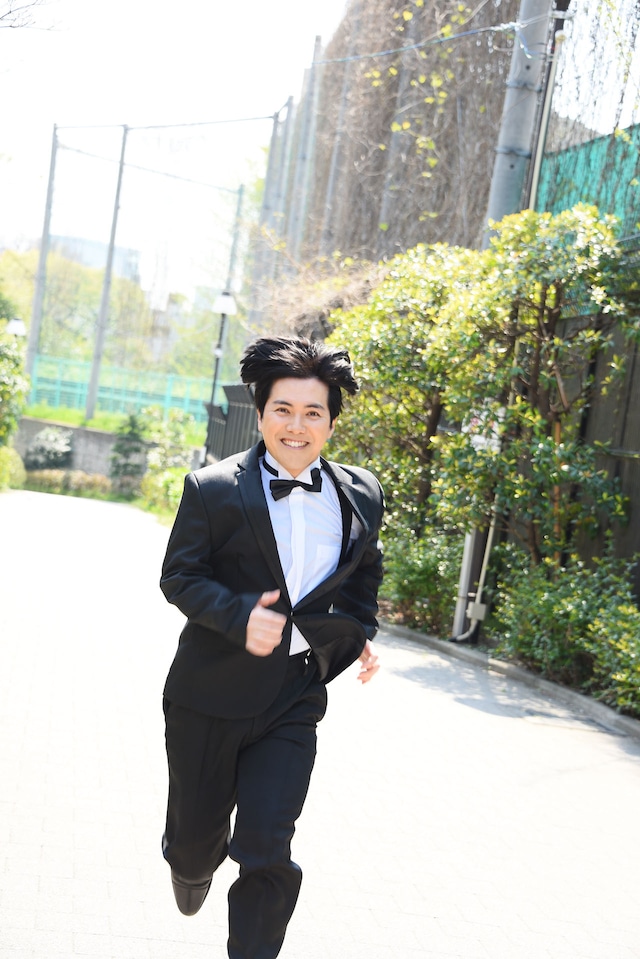 走ってくるラブレターズ溜口。