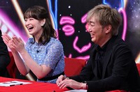 ゲストの（左から）野崎萌香、スピードワゴン小沢。(c)TBS