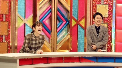 左から佐藤栞里、有吉弘行。(c)日本テレビ