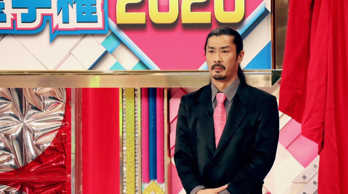 パンサー菅扮するパラパラおじさん。(c)日本テレビ