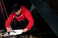 アヒージョを作るおぎやはぎ小木。